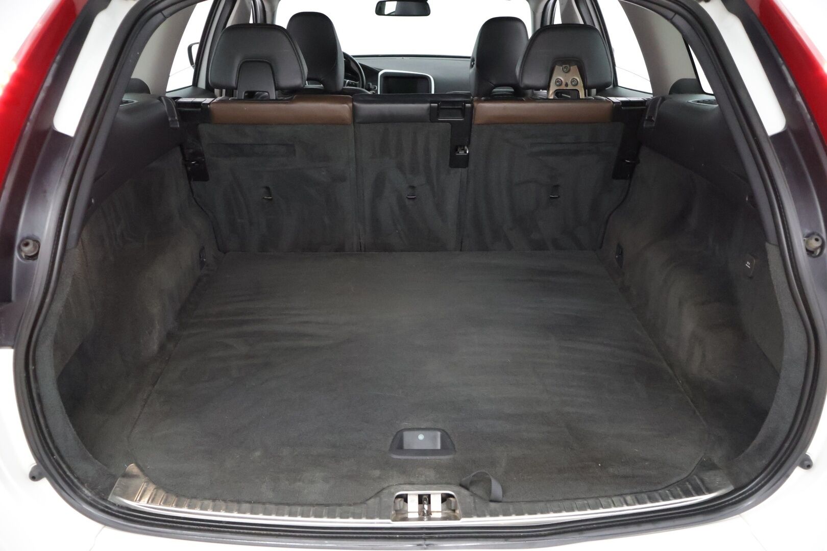 Volvo XC60 2014 D4 Summum aut *Koukku / Keyless / Nahat / Muistipenkit* - *Digimittaristo / 2x Renkaat / Juuri katsastettu*