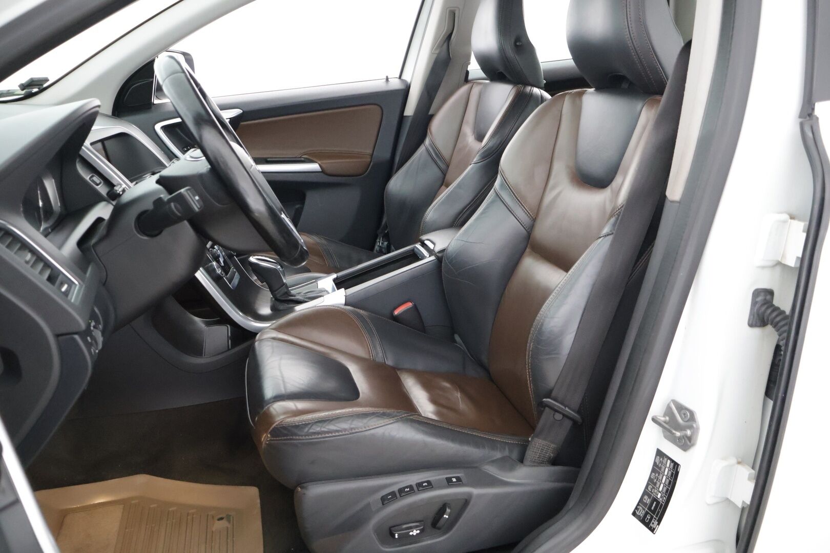 Volvo XC60 2013 D4 Summum aut ** Vetokoukku / Digimittaristo / Muistipenkit / Nahkapenkit** - 2 renkaat / Juuri katsastettu / Vetokoukku / Digimittaristo / Muistipenkit * - Osta nyt, maksa vasta ensi vuonna