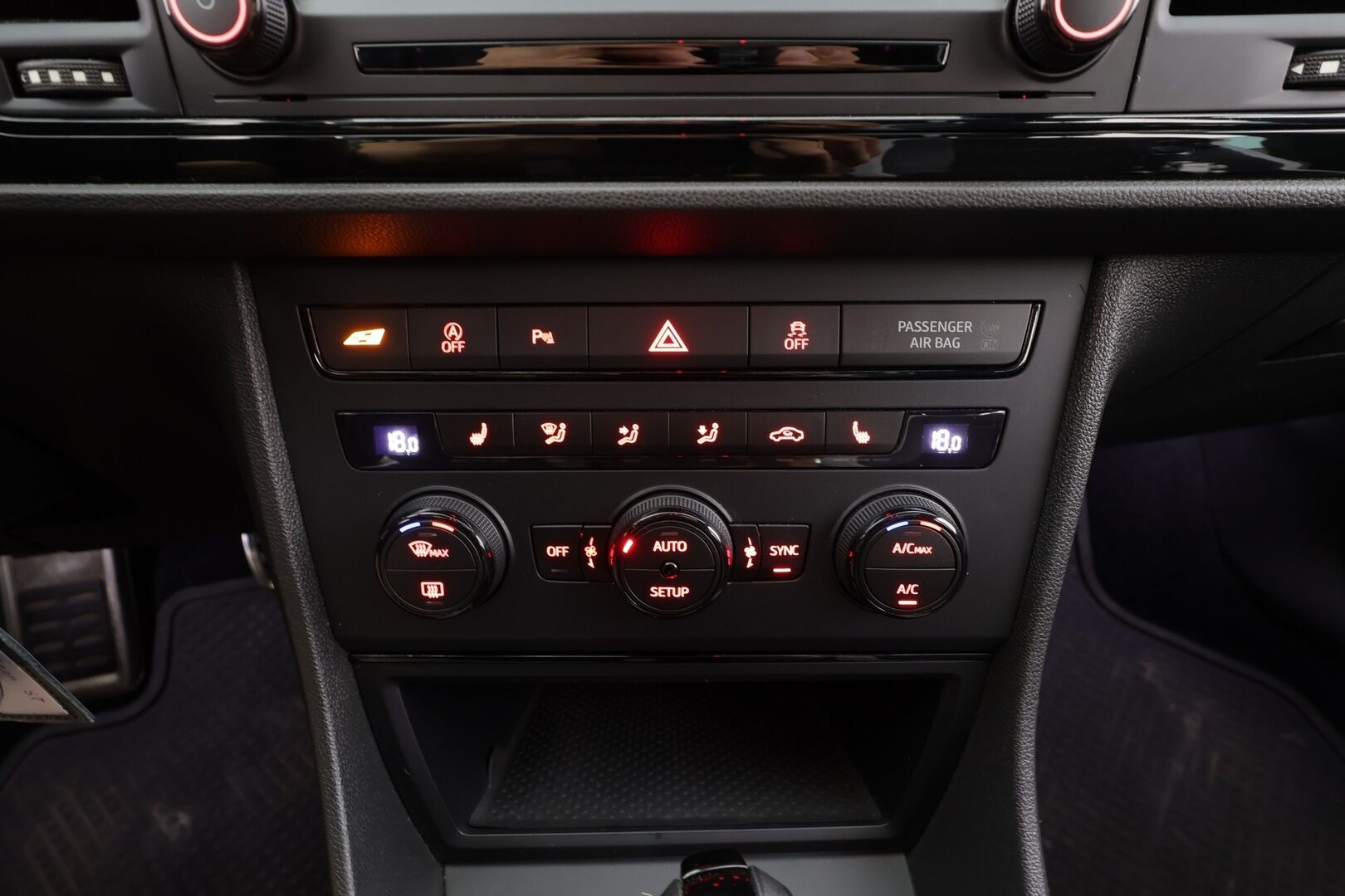 Seat Leon 2015 2,0 TSI 280 Cupra DSG - | Vakkari | Lohko | Seat Sound System | P.tutkat | Puolinahat | Adaptiivinen alusta | Lasikattoluukku | Suomi-auto | Kahdet Renkaat |
