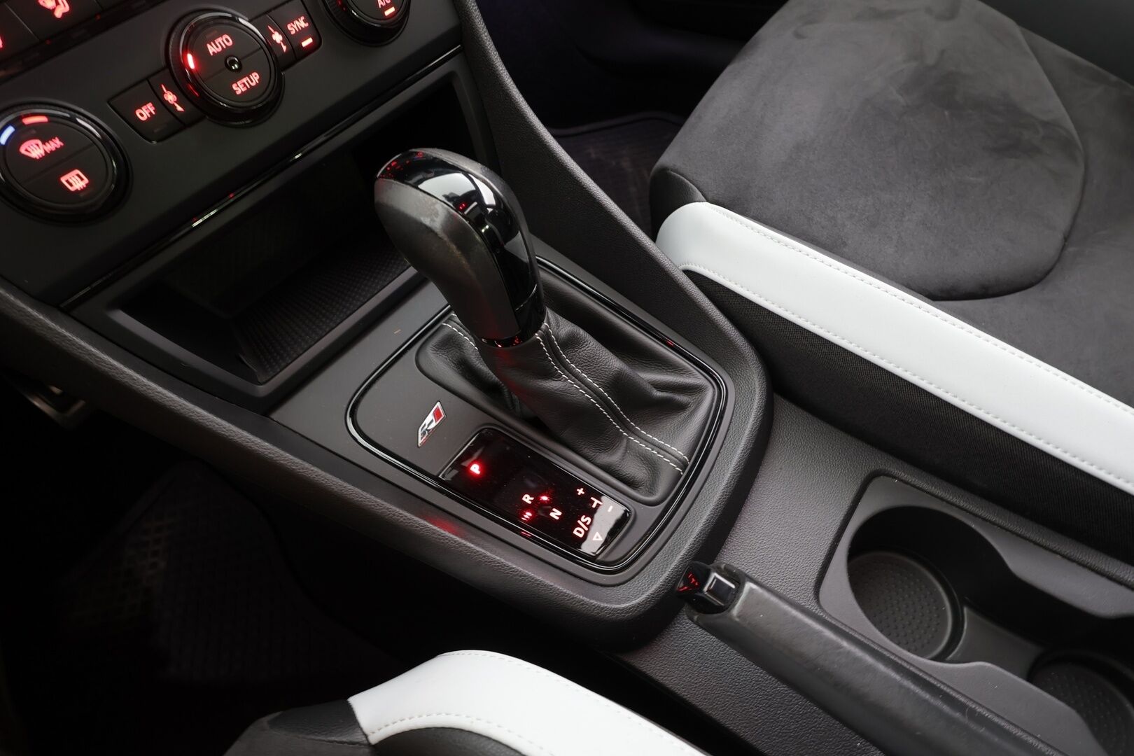 Seat Leon 2015 2,0 TSI 280 Cupra DSG - | Vakkari | Lohko | Seat Sound System | P.tutkat | Puolinahat | Adaptiivinen alusta | Lasikattoluukku | Suomi-auto | Kahdet Renkaat |