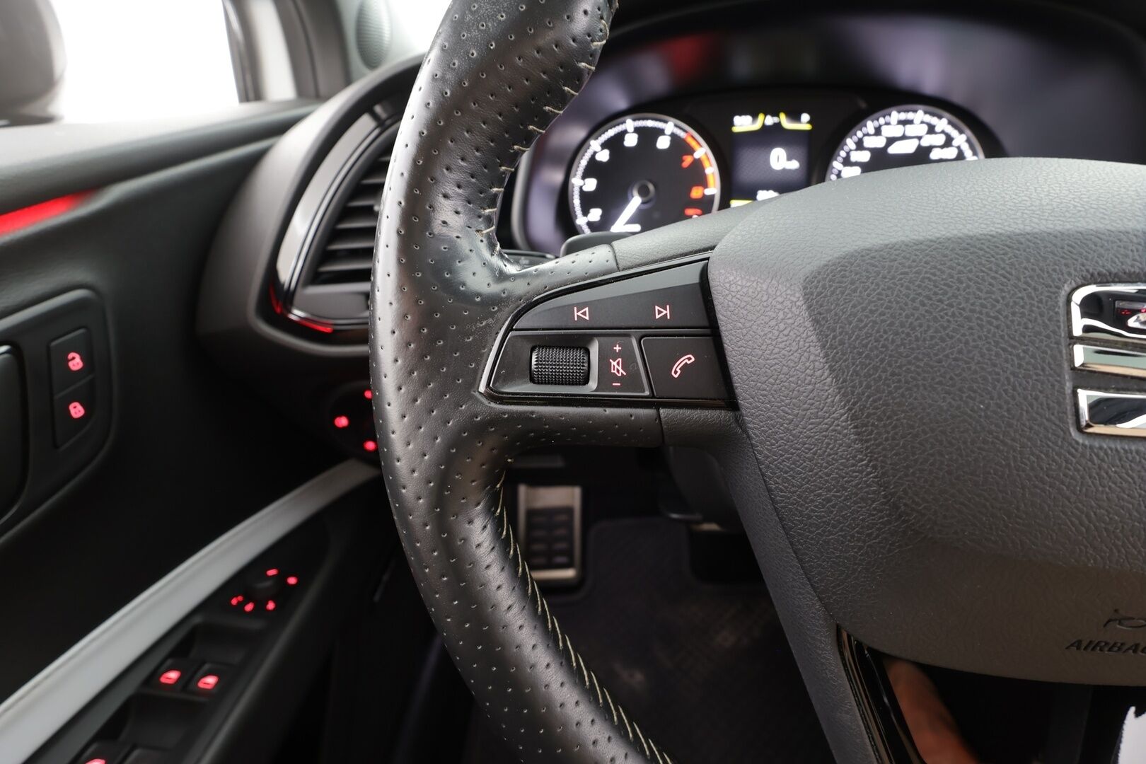 Seat Leon 2015 2,0 TSI 280 Cupra DSG - | Vakkari | Lohko | Seat Sound System | P.tutkat | Puolinahat | Adaptiivinen alusta | Lasikattoluukku | Suomi-auto | Kahdet Renkaat |
