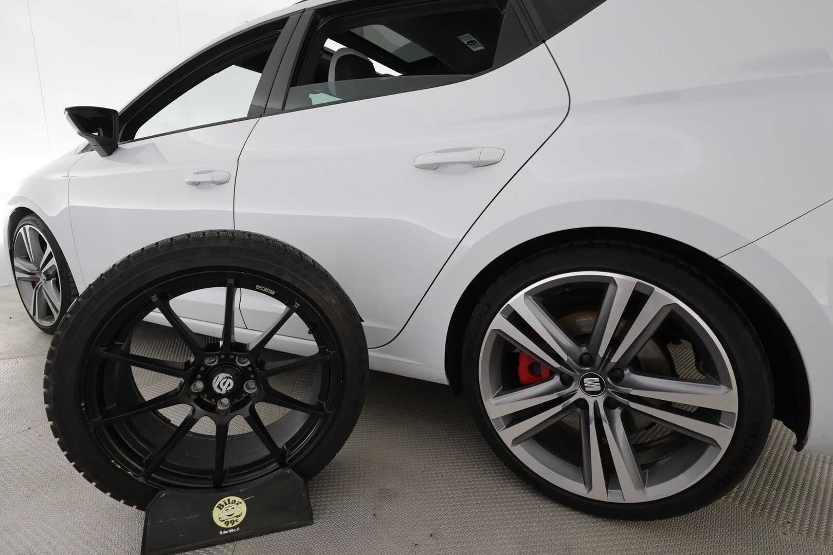 Seat Leon 2015 2,0 TSI 280 Cupra DSG - | Vakkari | Lohko | Seat Sound System | P.tutkat | Puolinahat | Adaptiivinen alusta | Lasikattoluukku | Suomi-auto | Kahdet Renkaat |
