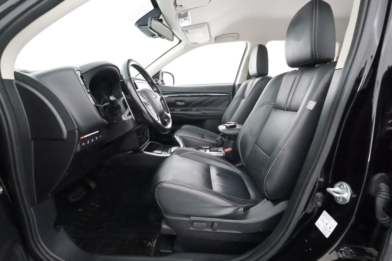 Mitsubishi Outlander PHEV 2018 Instyle Navi 4WD 5P - Adapt.Vakkari / 360-Kamera / LED / Lisälämmitin / BLIS / Nahkasisusta / Sähköpenkki / Juuri tullut Tampereelle!