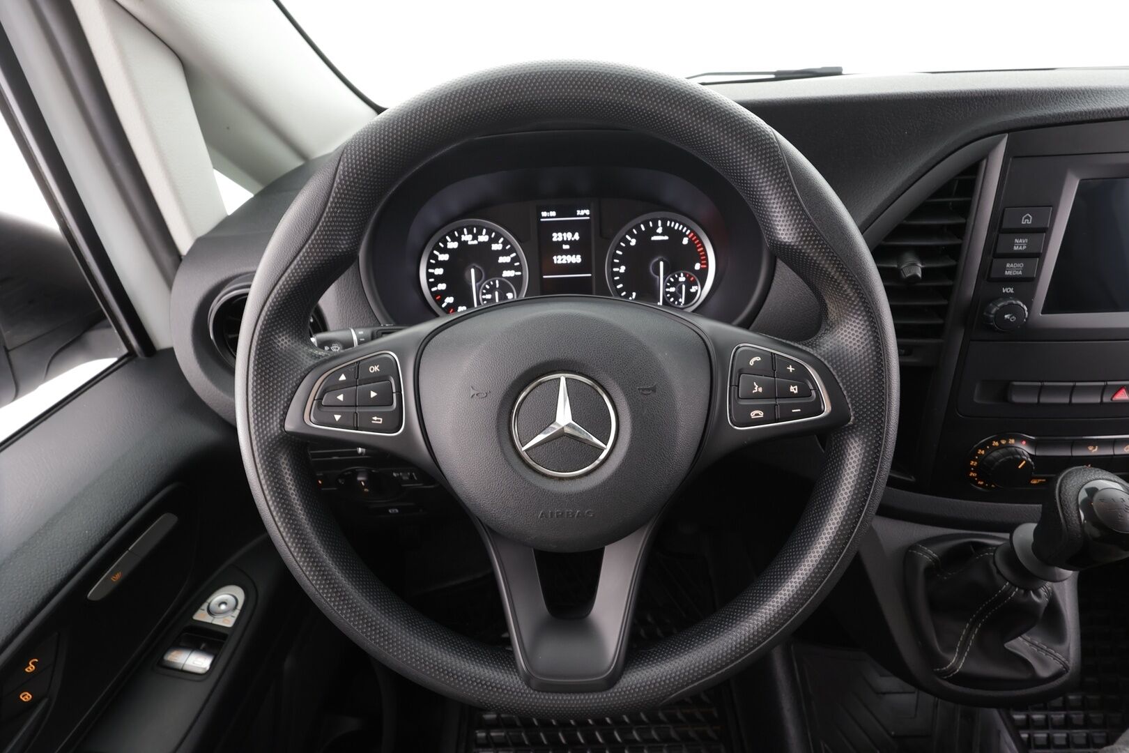 Mercedes-Benz Vito 2022 110CDI FWD-3,05/32K keskipitkä A2 Worker * Webasto / P.Kamera / Vakkari / Apple&Android / Ilmastointi / ALV * - Suomi-auto / Kahdet renkaat / Merkkihuollot