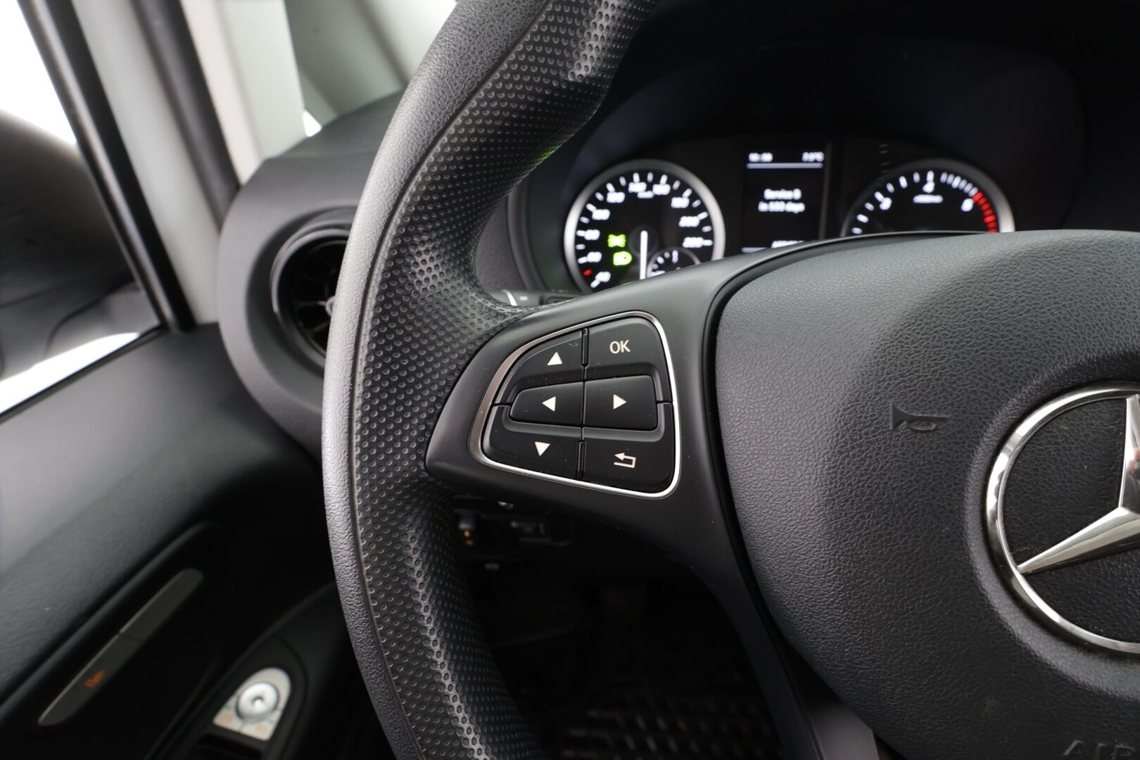 Mercedes-Benz Vito 2022 110CDI FWD-3,05/32K keskipitkä A2 Worker * Webasto / P.Kamera / Vakkari / Apple&Android / Ilmastointi / ALV * - Suomi-auto / Kahdet renkaat / Merkkihuollot - HULLUT AVAJAISHULINAT KORKOTARJOUS 3,29 %