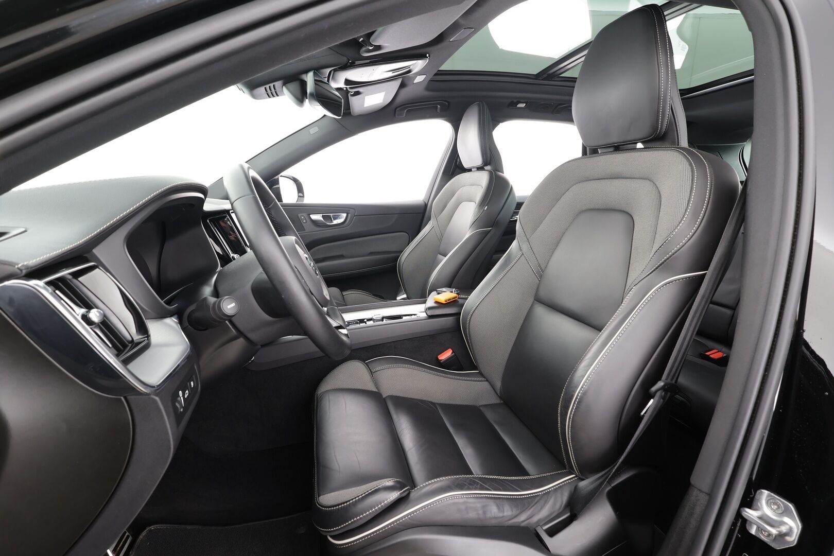 Volvo XC60 2022 T6 TwE AWD Business R-Design Edition aut * ACC / P.kamera / Panorama / Muistipenkki / Webasto / Keyless * - Facelift / Suomi-auto / Kahdet renkaat aluvanteilla / Akku kuntotarkastettu