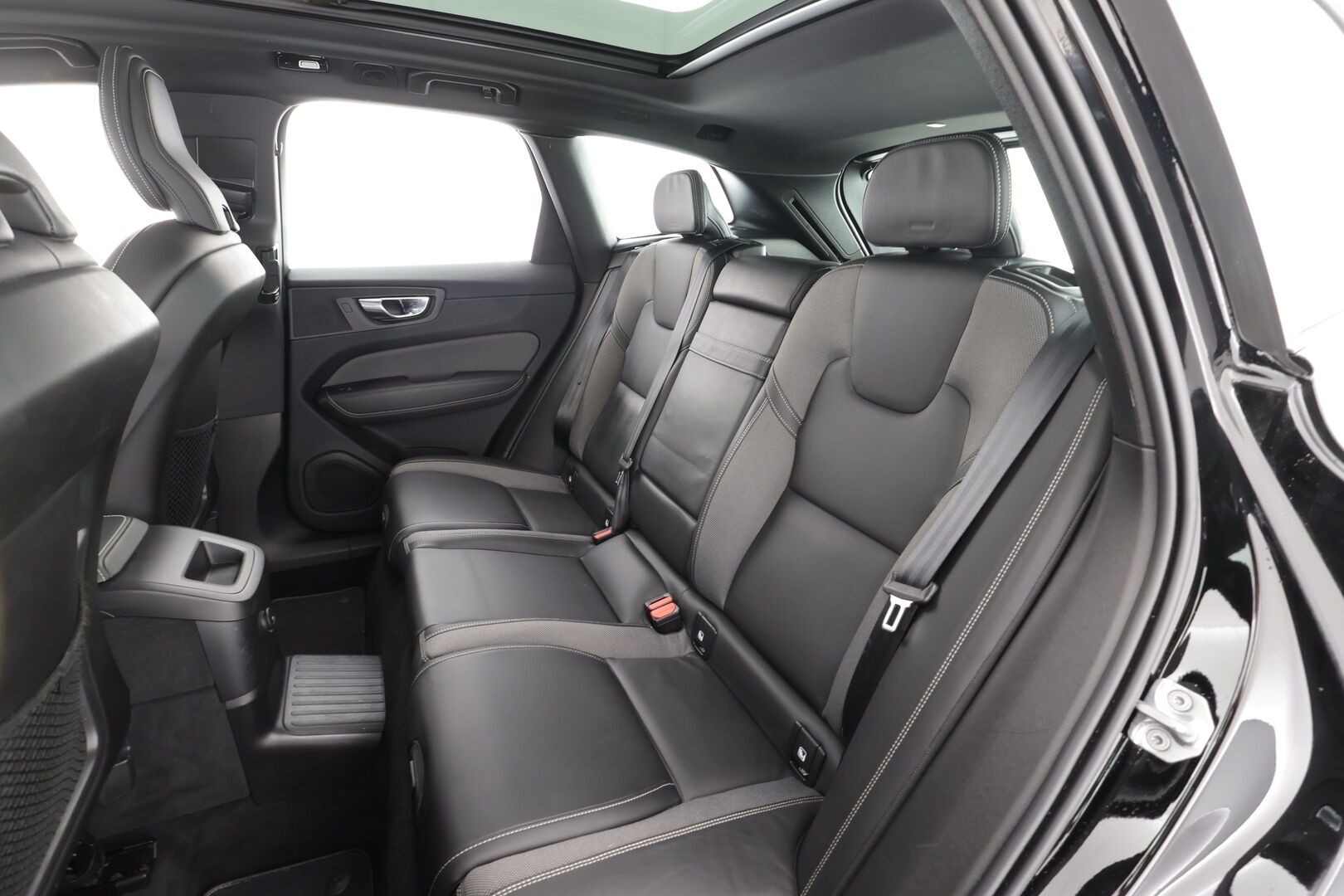 Volvo XC60 2022 T6 TwE AWD Business R-Design Edition aut * ACC / P.kamera / Panorama / Muistipenkki / Webasto / Keyless * - Facelift / Suomi-auto / Kahdet renkaat aluvanteilla / Akku kuntotarkastettu