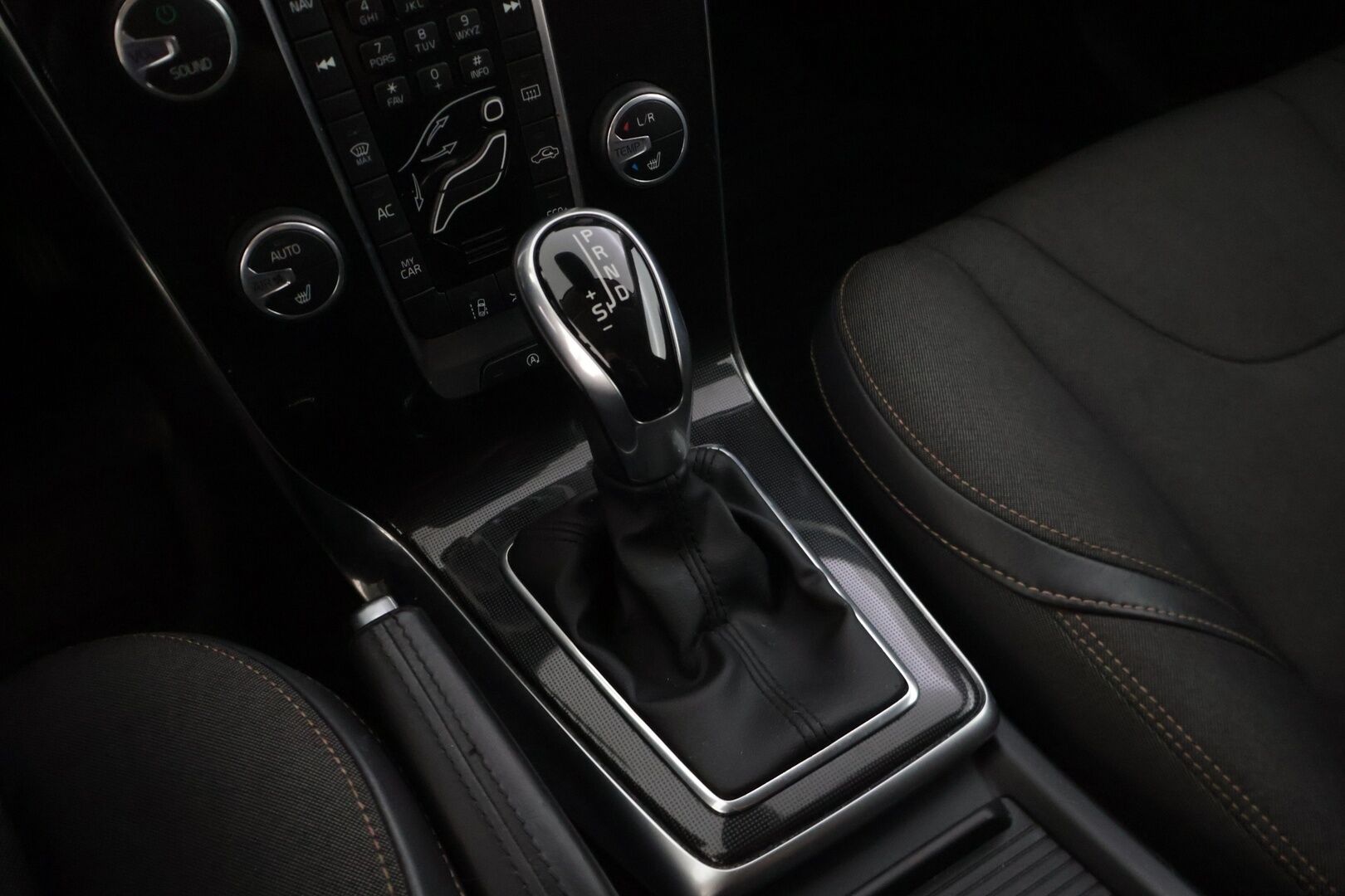Volvo V40 Cross Country 2016 D3 Business aut - |Adapt vakkari | Webasto | Koukku | Navi | LED | Kamera | Tutkat| - KORKO VAIN 3,99 %