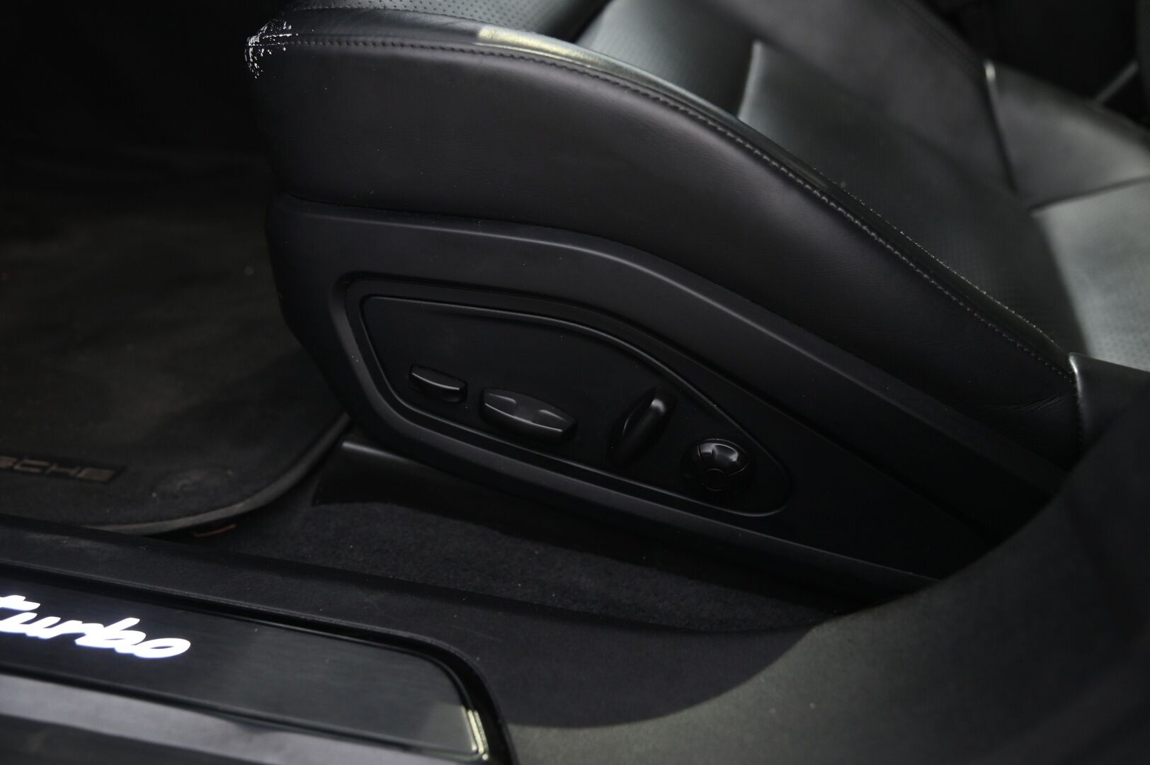 Porsche Taycan 2020 Turbo * Sport Chrono / Matrix LED / Adapt.vakkari / BOSE / Lämpöpumppu / Ilma-alusta / 14-ist. / Lasikatto / P.kamera * - Akku kuntotarkastettu SoH 93%