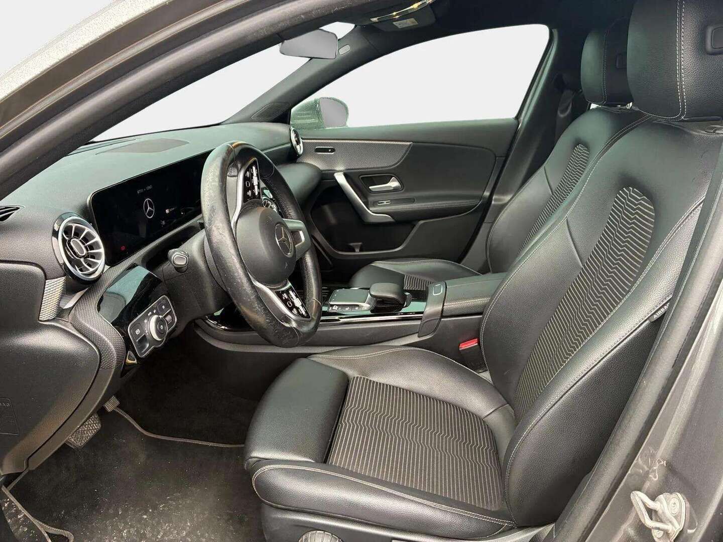 Mercedes-Benz A 2022 250 e A Business Edition - Distronic + | Puolinahkasisusta | Vetokoukku | Peruutuskamera | Widescreen | Lisälämmitin | Tunnelmavalaistus | Kahdet renkaat vanteineen | Säännöllinen huoltohistoria | Akku kuntotarkastettu