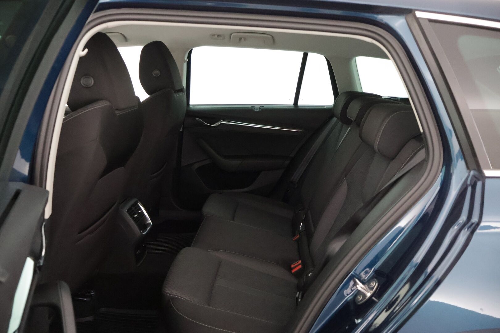 Skoda Octavia 2022 Combi 2.0 TDI 200 4x4 Style DSG Autom.*Canton / Muistipenkit / Navi / Koukku / Matrix LED /  Webasto / KeylessGo / ACC* - *1.Om Suomi-auto / 2x Renkaat / Jakopää tehty / Uudet kesärenkaat / Seuraava katsastus 5/27*