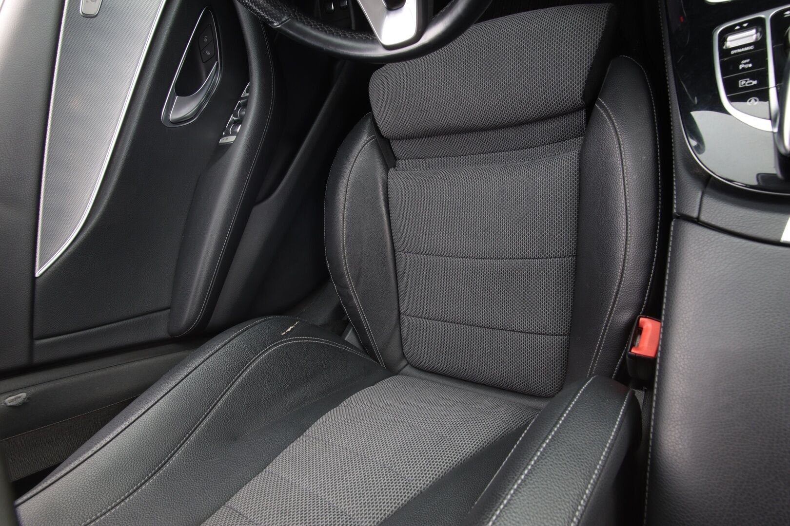 Mercedes-Benz E 2017 350 d T A Business *Webasto / Sähköinen vetokoukku / Peruutuskamera / Parkkitutkat / Hyvät kitkat / 2x renkaat* - Huippusiisti voimanpesä!