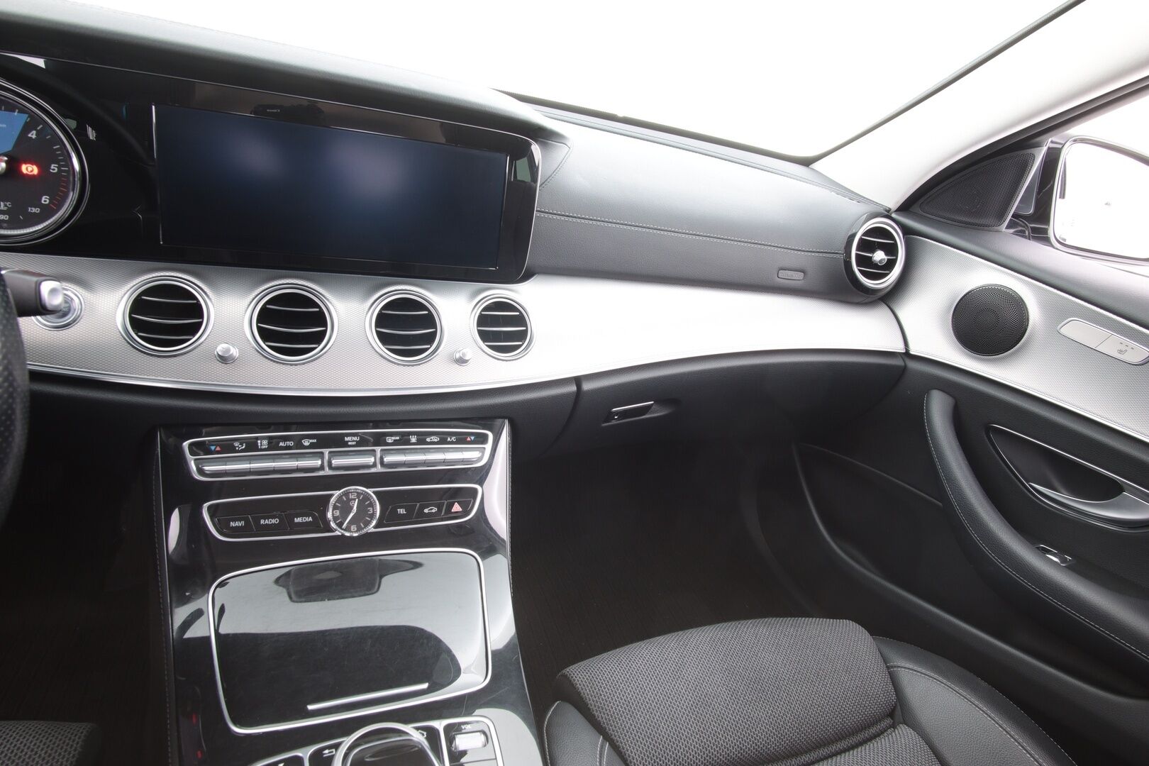 Mercedes-Benz E 2017 350 d T A Business *Webasto / Sähköinen vetokoukku / Peruutuskamera / Parkkitutkat / Hyvät kitkat / 2x renkaat* - Huippusiisti voimanpesä!