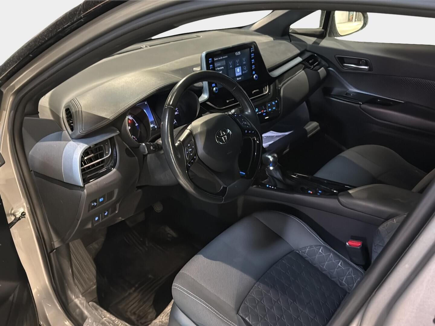 Toyota C-HR 2021 1,8 Hybrid Intense Edition * Suomiauto / Adapt.vakkari / Peruutuskamera / Lohkolämmitin / Ratinlämmitin / LED - Merkkihuollot / Metalliväri / Juuri saapunut Tampereelle!