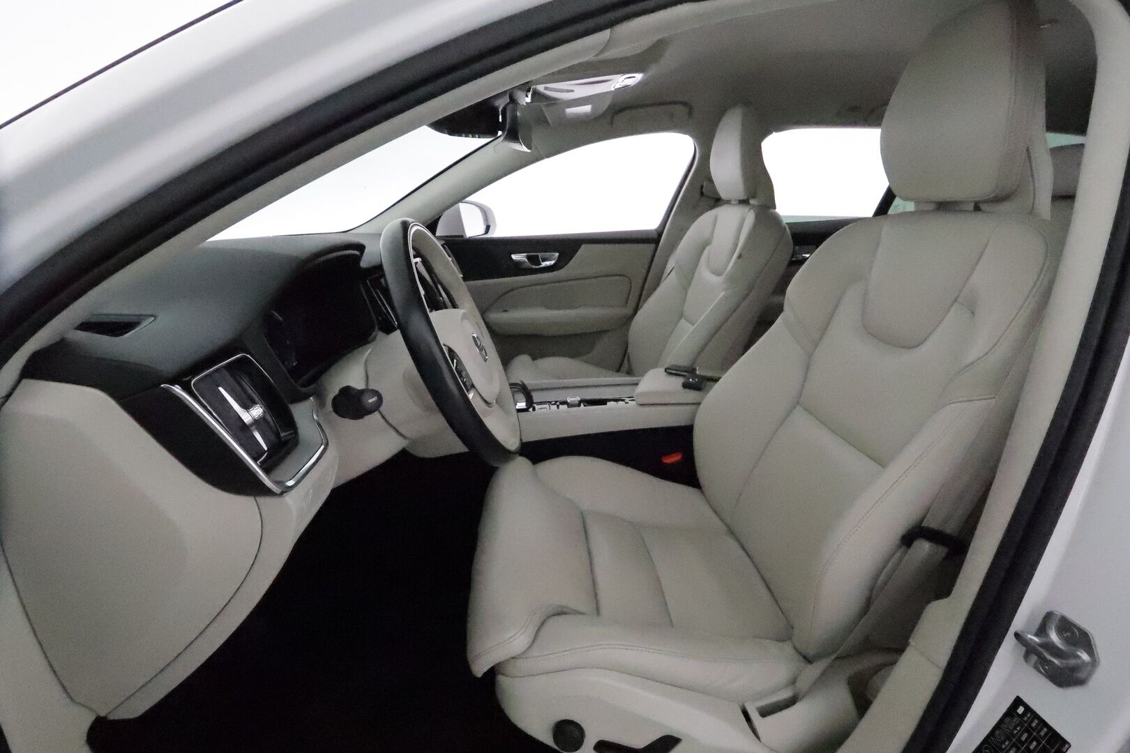 Volvo V60 Cross Country 2022 B4 AWD D-MHEV Business Edition aut *ACC / P.kamera / Webasto / Koukku / Vaaleat nahat / LED / Navi* - Suomi-auto 