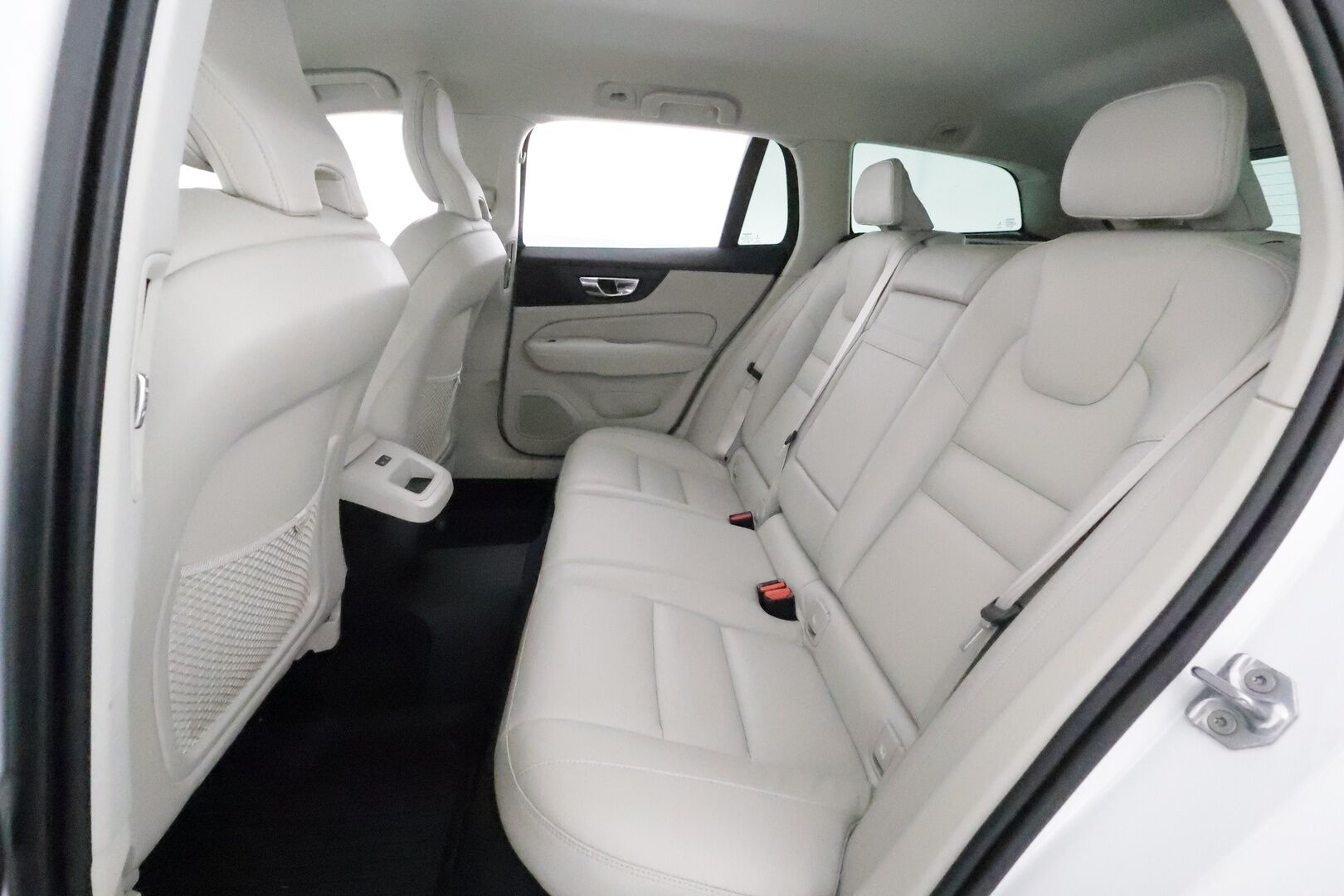 Volvo V60 Cross Country 2022 B4 AWD D-MHEV Business Edition aut *ACC / P.kamera / Webasto / Koukku / Vaaleat nahat / LED / Navi* - Suomi-auto 