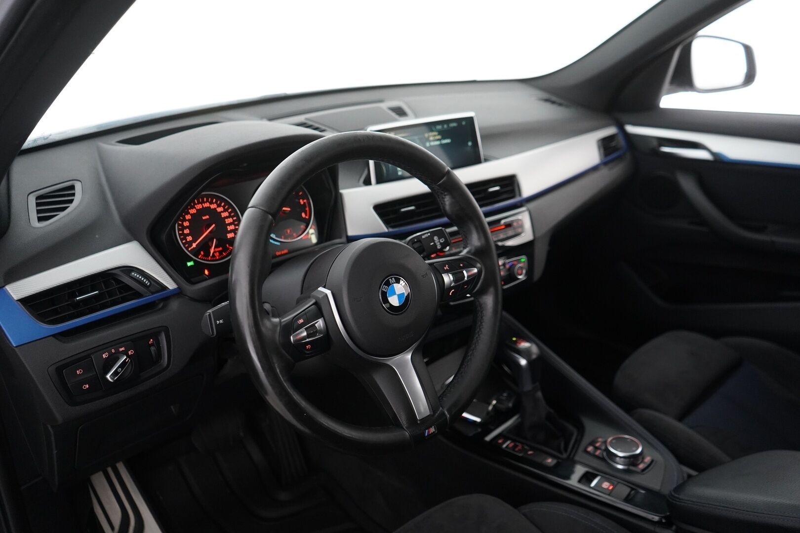 BMW X1 2015 F48 xDrive25d A Business M Sport * Vakkari / HUD / Kamera / Navi / Lohko * - M-sport ulko- ja sisäpaketti / Shadowline / Juuri huollettu / Supervarusteet
