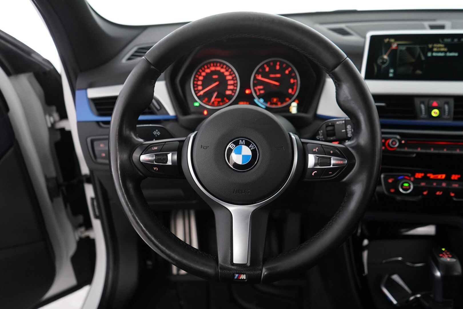 BMW X1 2015 F48 xDrive25d A Business M Sport * Vakkari / HUD / Kamera / Navi / Lohko * - M-sport ulko- ja sisäpaketti / Shadowline / Juuri huollettu / Supervarusteet
