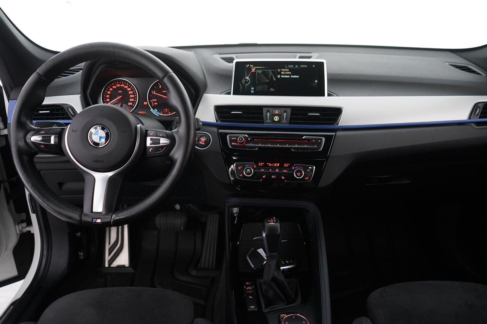 BMW X1 2015 F48 xDrive25d A Business M Sport * Vakkari / HUD / Kamera / Navi / Lohko * - M-sport ulko- ja sisäpaketti / Shadowline / Juuri huollettu / Supervarusteet