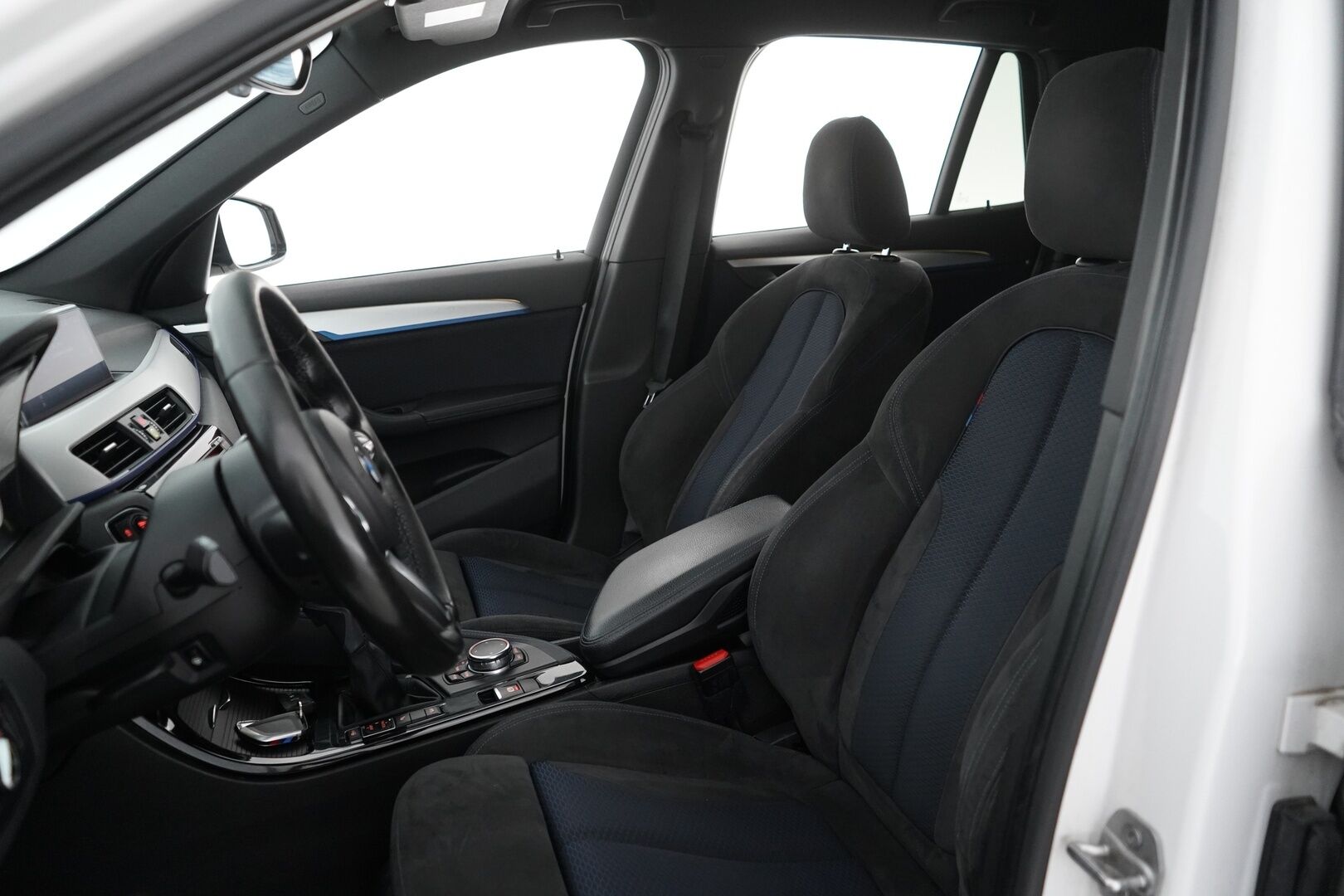 BMW X1 2015 F48 xDrive25d A Business M Sport * Vakkari / HUD / Kamera / Navi / Lohko * - M-sport ulko- ja sisäpaketti / Shadowline / Juuri huollettu / Supervarusteet