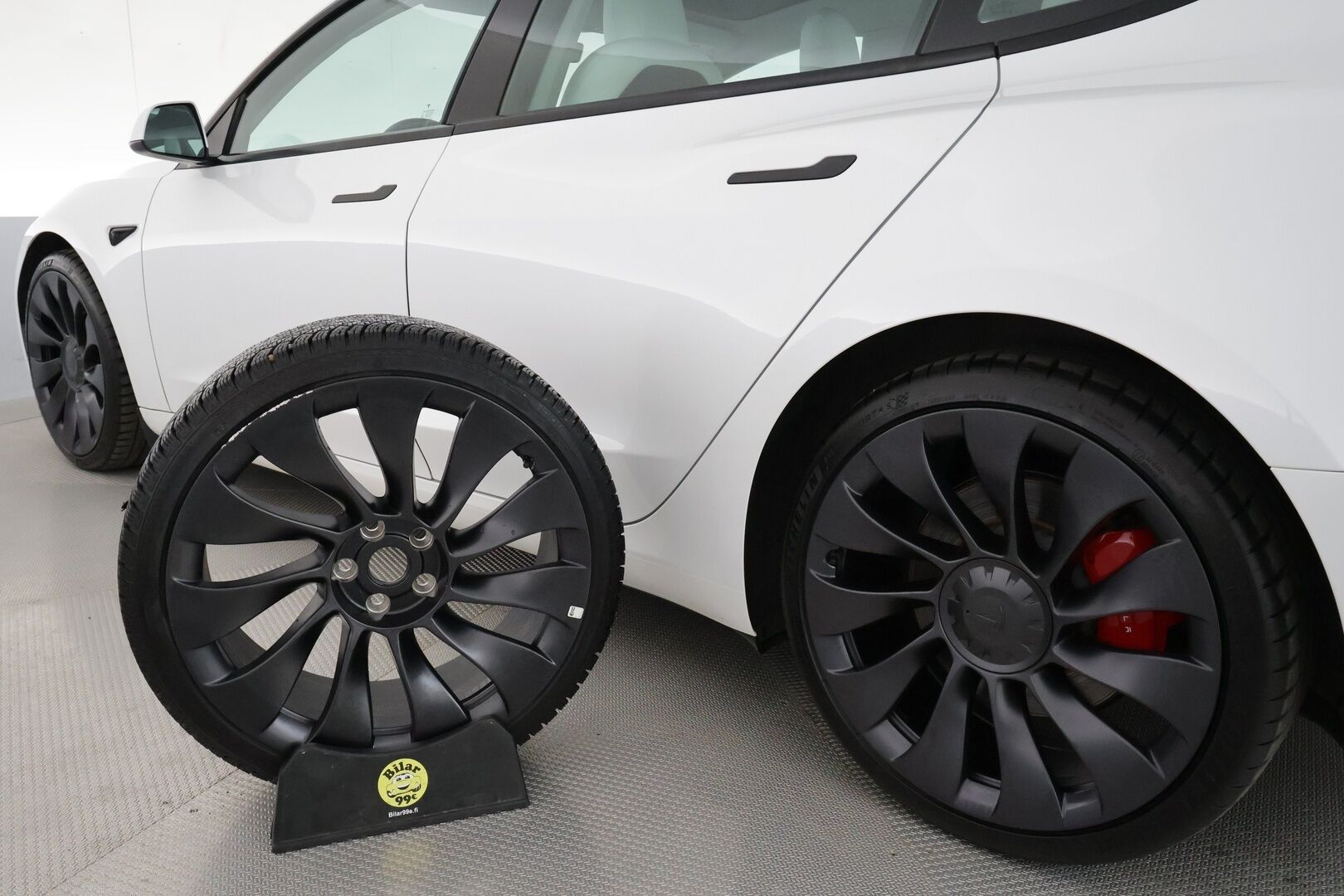 Tesla Model 3 2022 Performance **FSD / AMD Ryzen / Vaalea nahkasisusta / Matrix LED / Lämpöpumppu / Kahdet vanteet** - 3,99 % KORKOTARJOUS TÄHÄN AUTOON - 1-om. Suomi-auto / Akku kuntotarkistettu / Lasikatto / P.kamera / Premium Audio