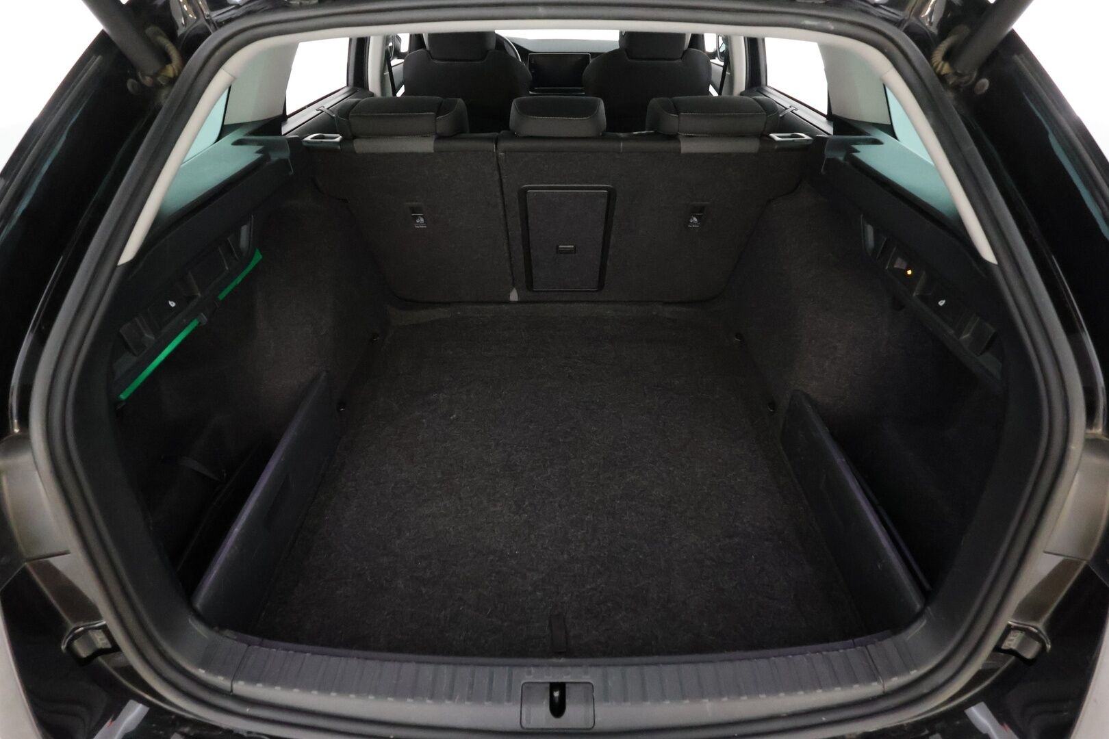 Skoda Octavia 2021 Combi 2,0 TDI 150 Style DSG * ACC / P.kamera / Matrix LED / Webasto / Navi / KeylessGo / Sähköluukku * - 1.Om Suomi-auto / Kahdet renkaat aluvanteilla 