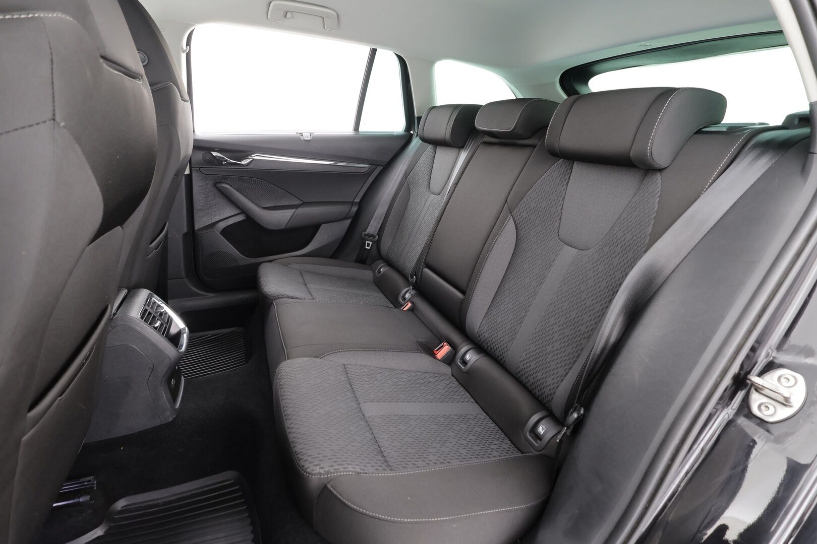 Skoda Octavia 2021 Combi 2,0 TDI 150 Style DSG * ACC / P.kamera / Matrix LED / Webasto / Navi / KeylessGo / Sähköluukku * - 1.Om Suomi-auto / Kahdet renkaat aluvanteilla 