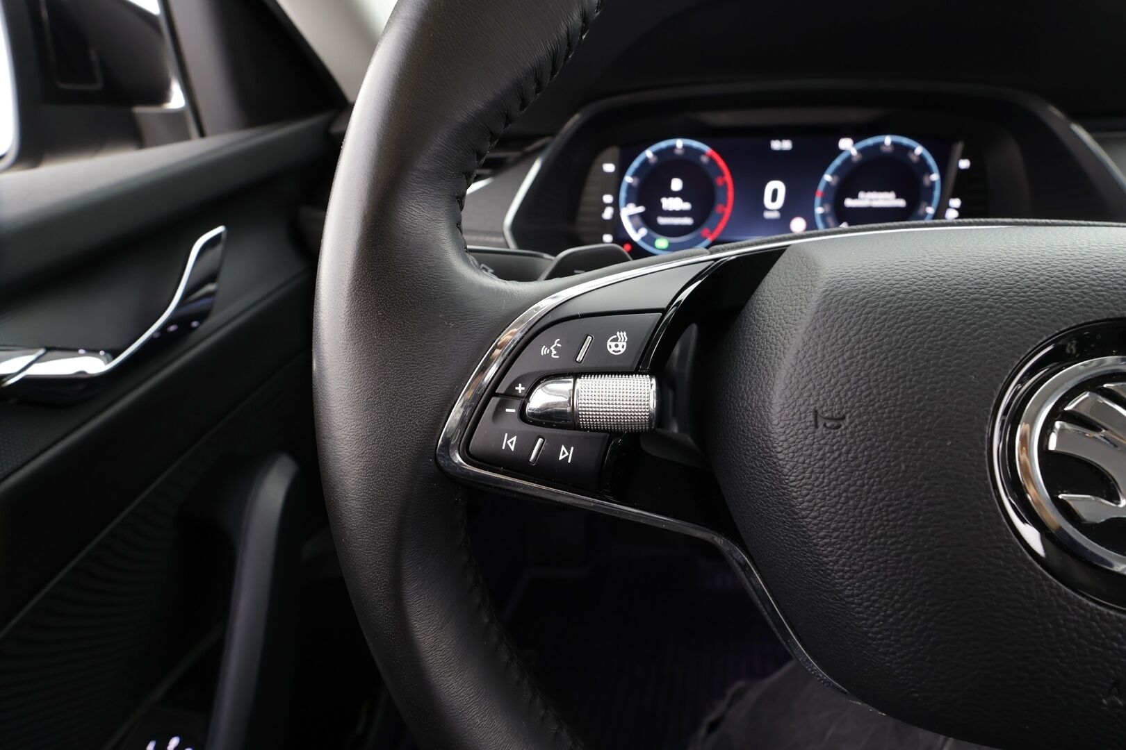 Skoda Octavia 2021 Combi 2,0 TDI 150 Style DSG * ACC / P.kamera / Matrix LED / Webasto / Navi / KeylessGo / Sähköluukku * - 1.Om Suomi-auto / Kahdet renkaat aluvanteilla 