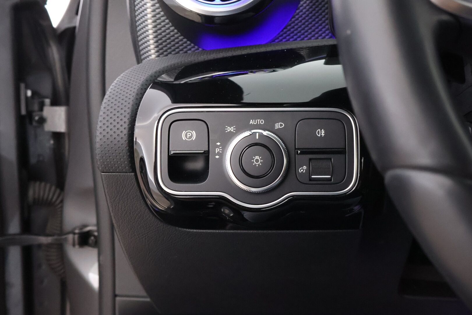 Mercedes-Benz A 2022 250 e A sedan Business Edition * Suomiauto / Widescreen / Peruutuskamera / Puolinahkasisusta / LED / Ratinlämmitys - Merkkihuollettu / Pienet kilometrit / Huippuyksilö!