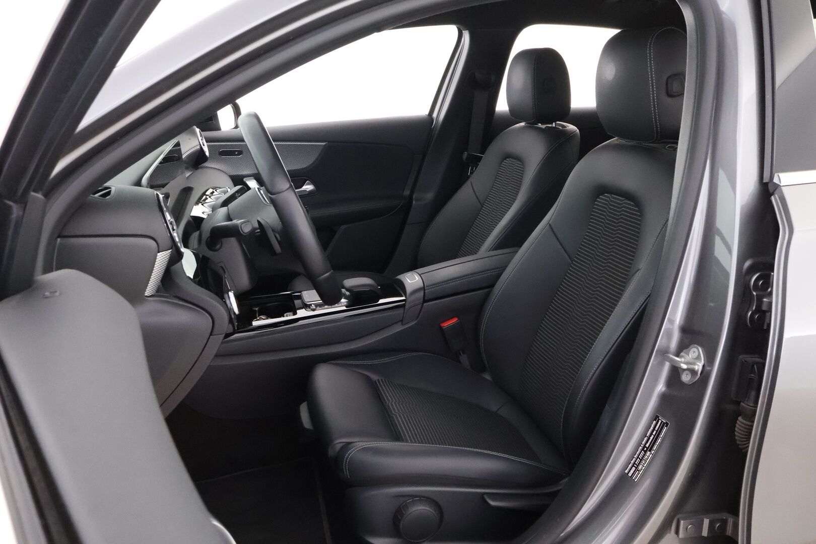 Mercedes-Benz A 2022 250 e A sedan Business Edition * Suomiauto / Widescreen / Peruutuskamera / Puolinahkasisusta / LED / Ratinlämmitys - Merkkihuollettu / Pienet kilometrit / Huippuyksilö!