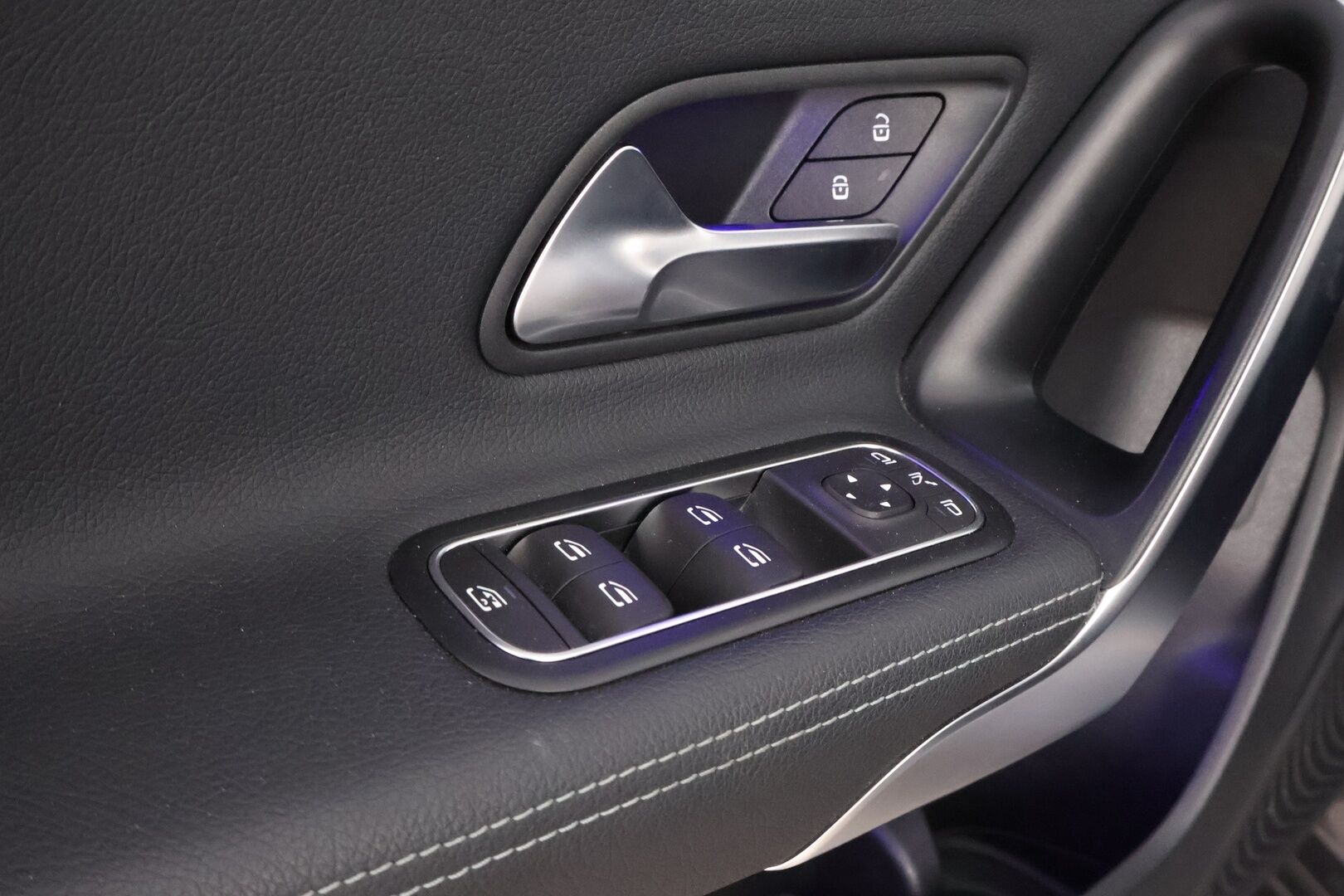 Mercedes-Benz A 2022 250 e A sedan Business Edition * Suomiauto / Widescreen / Peruutuskamera / Puolinahkasisusta / LED / Ratinlämmitys - Merkkihuollettu / Pienet kilometrit / Huippuyksilö!