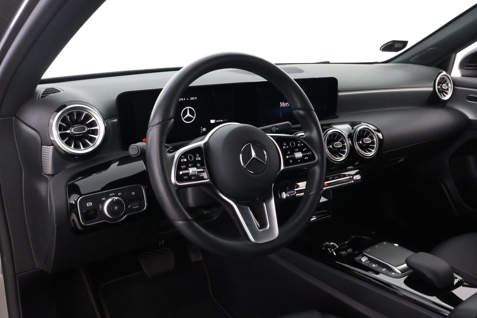 Mercedes-Benz A 2022 250 e A sedan Business Edition * Suomiauto / Widescreen / Peruutuskamera / Puolinahkasisusta / LED / Ratinlämmitys - Merkkihuollettu / Pienet kilometrit / Huippuyksilö!