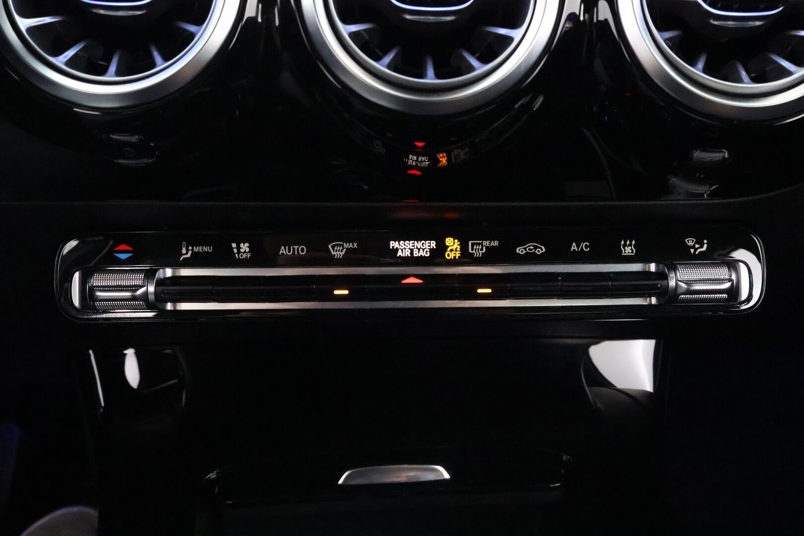Mercedes-Benz A 2022 250 e A sedan Business Edition * Suomiauto / Widescreen / Peruutuskamera / Puolinahkasisusta / LED / Ratinlämmitys - Merkkihuollettu / Pienet kilometrit / Huippuyksilö!