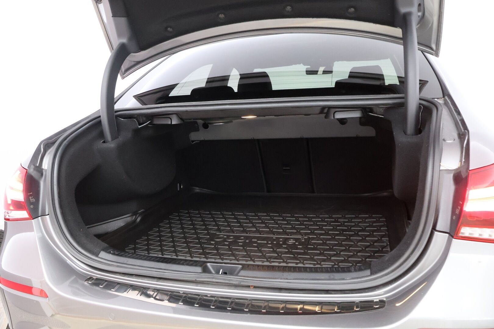 Mercedes-Benz A 2022 250 e A sedan Business Edition * Suomiauto / Widescreen / Peruutuskamera / Puolinahkasisusta / LED / Ratinlämmitys - Merkkihuollettu / Pienet kilometrit / Huippuyksilö!
