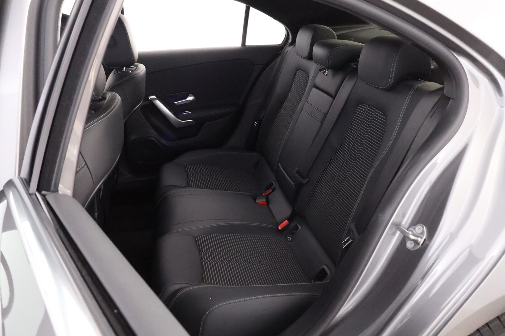 Mercedes-Benz A 2022 250 e A sedan Business Edition * Suomiauto / Widescreen / Peruutuskamera / Puolinahkasisusta / LED / Ratinlämmitys - Merkkihuollettu / Pienet kilometrit / Huippuyksilö!