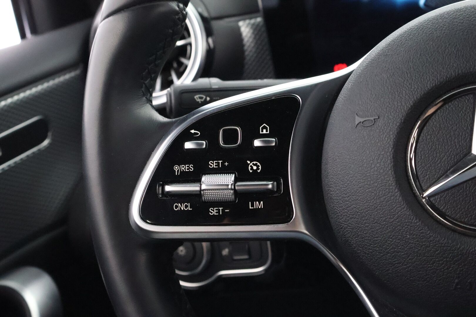 Mercedes-Benz A 2022 250 e A sedan Business Edition * Suomiauto / Widescreen / Peruutuskamera / Puolinahkasisusta / LED / Ratinlämmitys - Merkkihuollettu / Pienet kilometrit / Huippuyksilö!