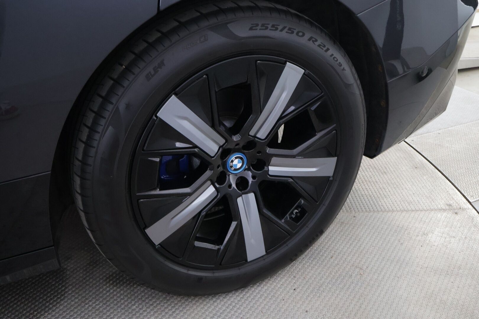 BMW iX 2021 xDrive40 - 3,99 % KORKOTARJOUS TÄHÄN AUTOON - Huippuvarusteltu! / Adapt. Vakkari / HUD / Sky Lounge / Harman/Kardon / Muistinahat / Laser LED / P-kamera / Imuovet / Comfort Access / Koukku