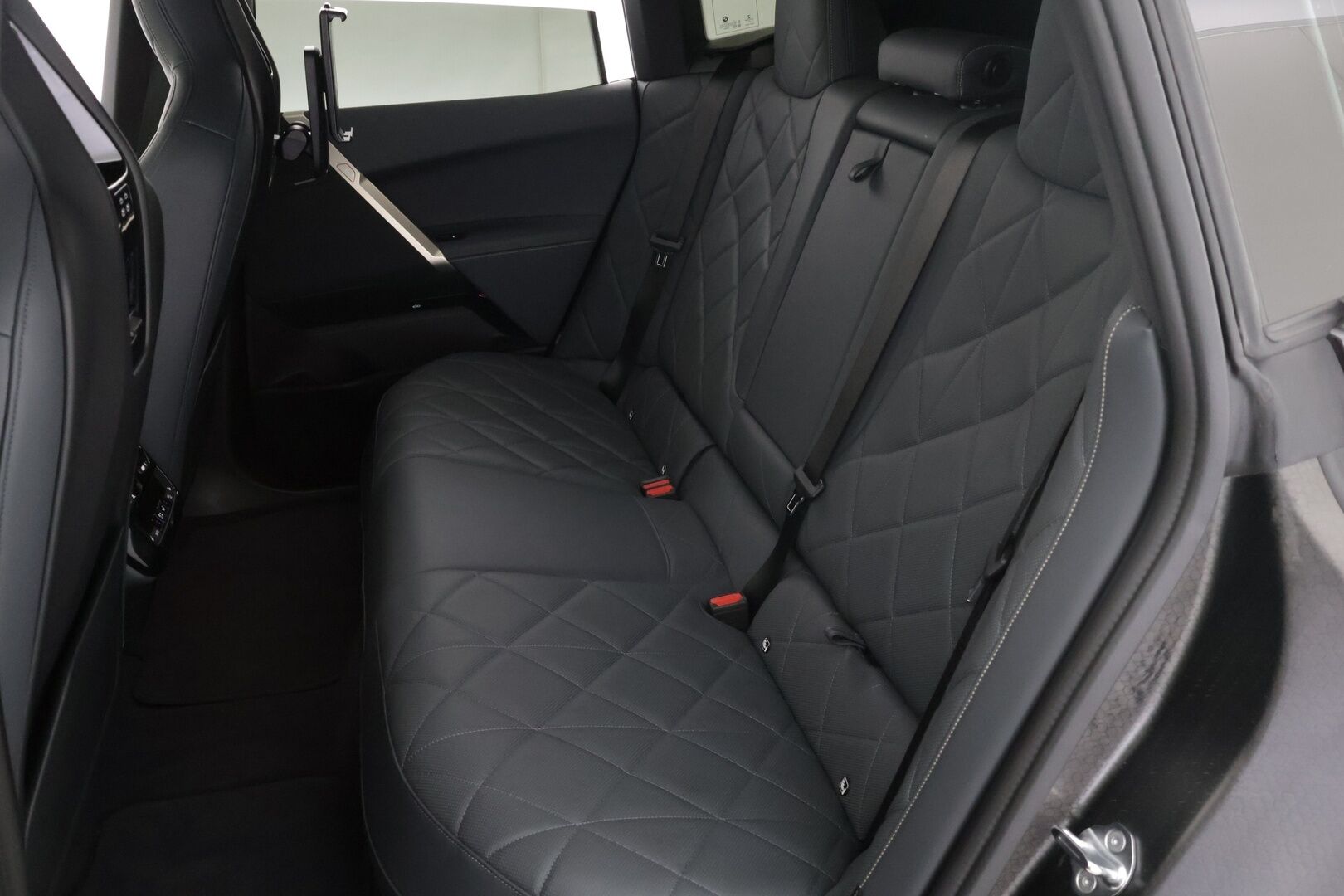 BMW iX 2021 xDrive40 - 3,99 % KORKOTARJOUS TÄHÄN AUTOON - Huippuvarusteltu! / Adapt. Vakkari / HUD / Sky Lounge / Harman/Kardon / Muistinahat / Laser LED / P-kamera / Imuovet / Comfort Access / Koukku