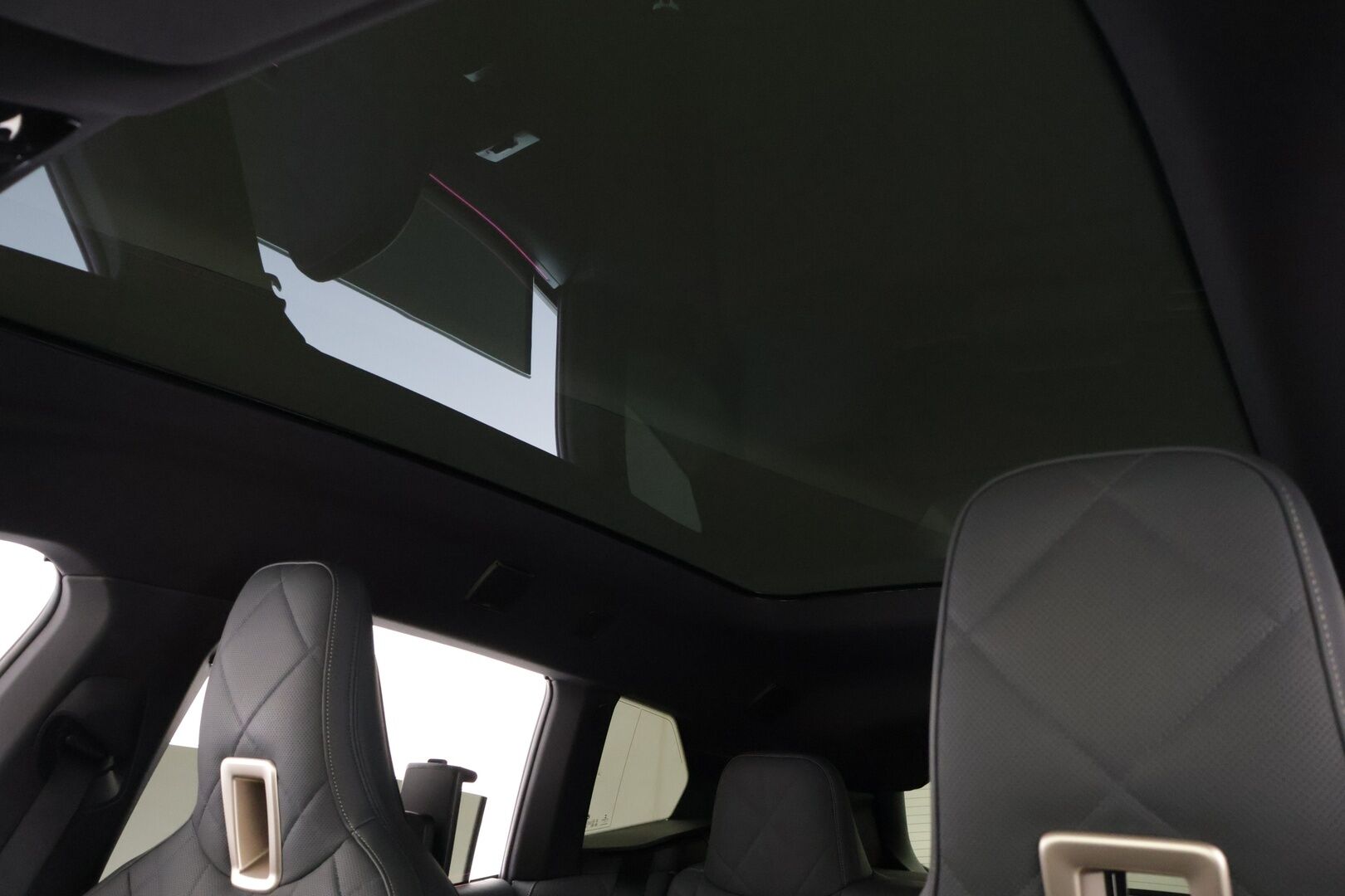 BMW iX 2021 xDrive40 - 3,99 % KORKOTARJOUS TÄHÄN AUTOON - Huippuvarusteltu! / Adapt. Vakkari / HUD / Sky Lounge / Harman/Kardon / Muistinahat / Laser LED / P-kamera / Imuovet / Comfort Access / Koukku
