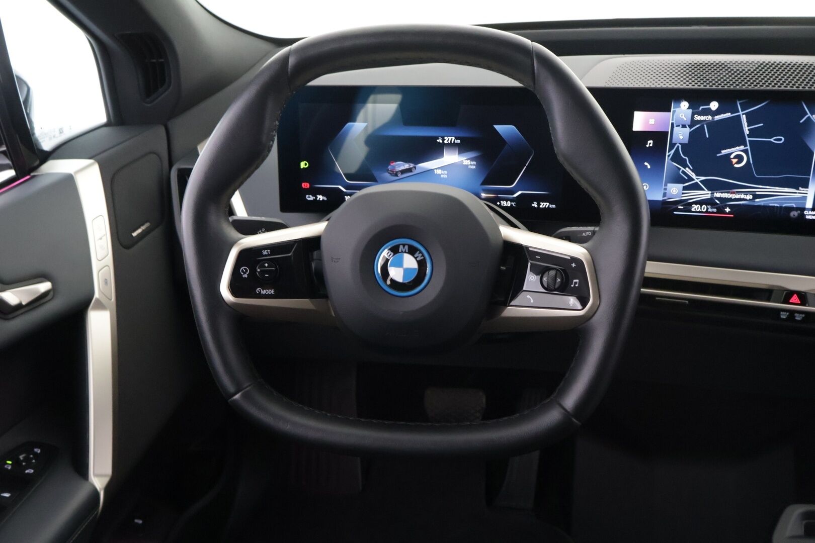BMW iX 2021 xDrive40 - 3,99 % KORKOTARJOUS TÄHÄN AUTOON - Huippuvarusteltu! / Adapt. Vakkari / HUD / Sky Lounge / Harman/Kardon / Muistinahat / Laser LED / P-kamera / Imuovet / Comfort Access / Koukku