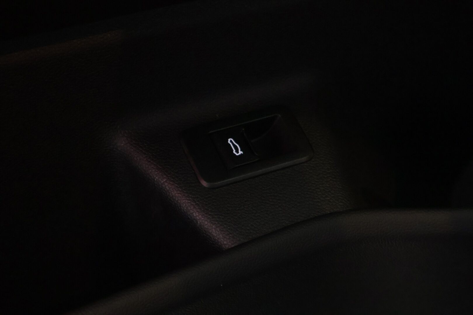 BMW iX 2021 xDrive40 - 3,99 % KORKOTARJOUS TÄHÄN AUTOON - Huippuvarusteltu! / Adapt. Vakkari / HUD / Sky Lounge / Harman/Kardon / Muistinahat / Laser LED / P-kamera / Imuovet / Comfort Access / Koukku