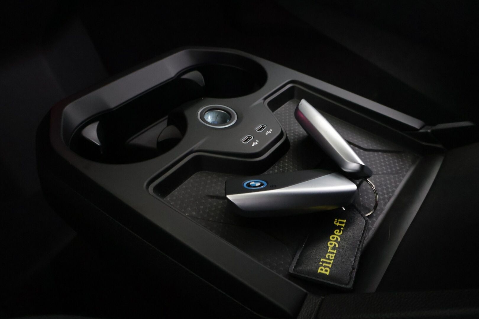 BMW iX 2021 xDrive40 - 3,99 % KORKOTARJOUS TÄHÄN AUTOON - Huippuvarusteltu! / Adapt. Vakkari / HUD / Sky Lounge / Harman/Kardon / Muistinahat / Laser LED / P-kamera / Imuovet / Comfort Access / Koukku