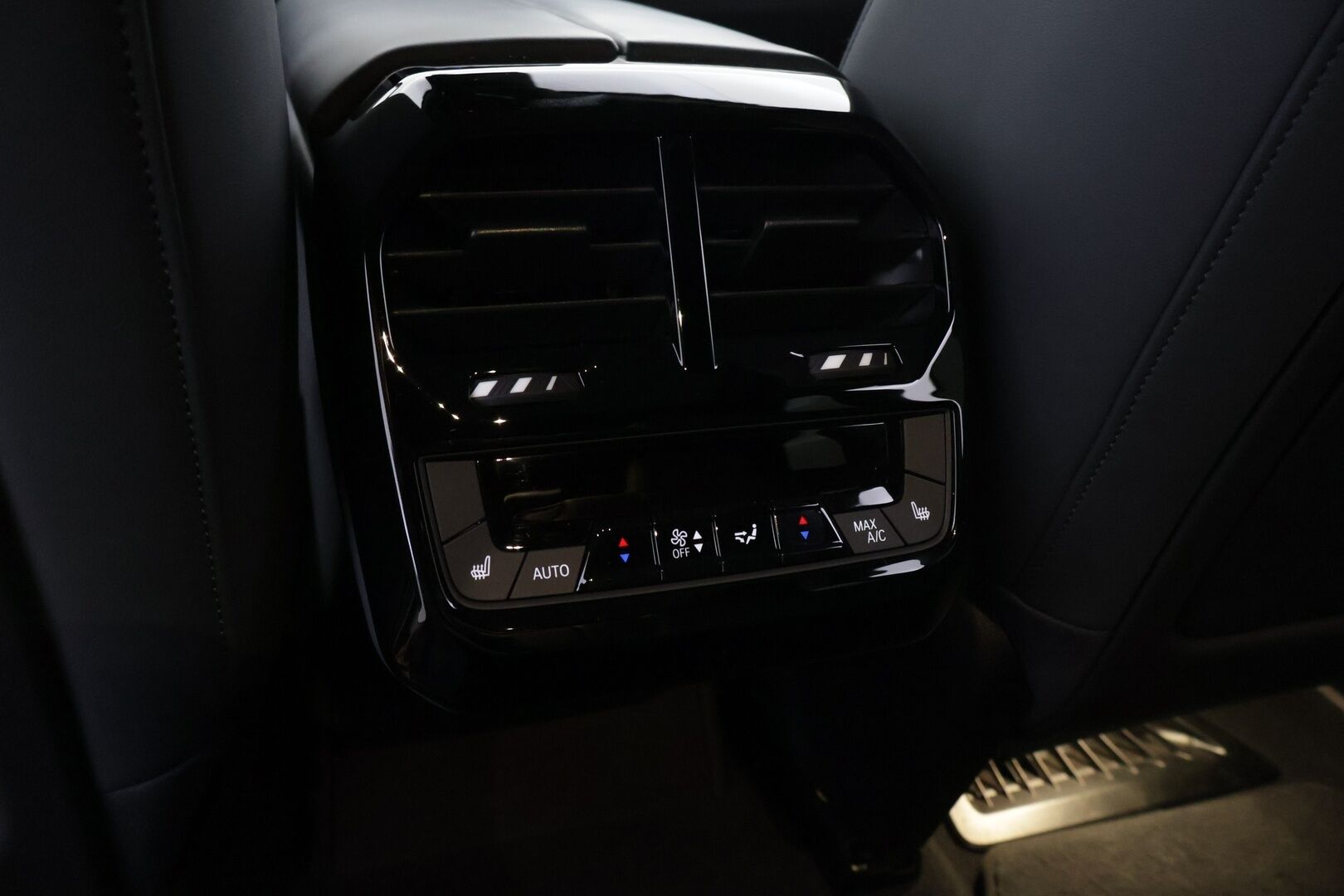 BMW iX 2021 xDrive40 - 3,99 % KORKOTARJOUS TÄHÄN AUTOON - Huippuvarusteltu! / Adapt. Vakkari / HUD / Sky Lounge / Harman/Kardon / Muistinahat / Laser LED / P-kamera / Imuovet / Comfort Access / Koukku