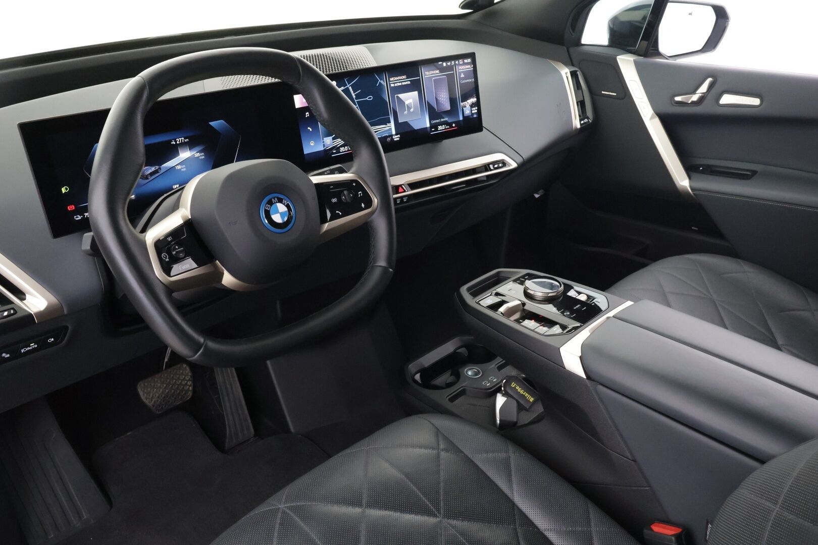 BMW iX 2021 xDrive40 - 3,99 % KORKOTARJOUS TÄHÄN AUTOON - Huippuvarusteltu! / Adapt. Vakkari / HUD / Sky Lounge / Harman/Kardon / Muistinahat / Laser LED / P-kamera / Imuovet / Comfort Access / Koukku