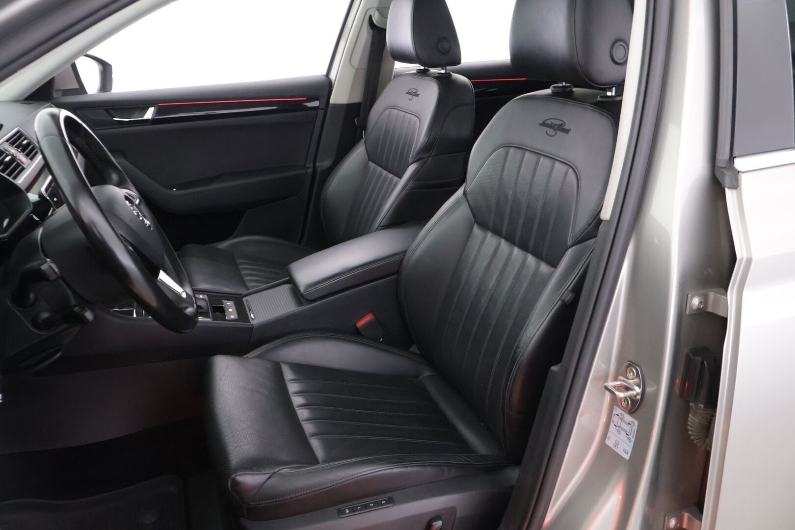 Skoda Superb 2017 Combi 2,0 TDI 190 4x4 L&K DSG Autom - L&K / Pa-lämmitin / Sähköpenkit - kuskinpenkki muistilla / Hyvät talvirenkaat/ Siisti!