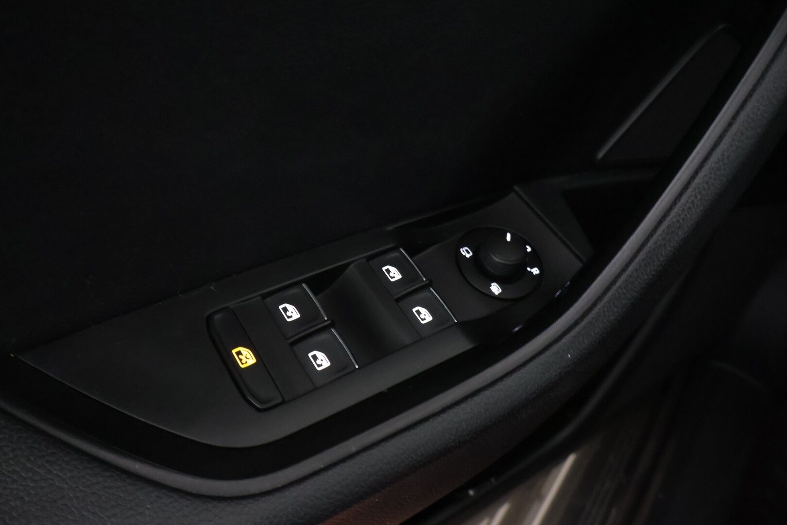 Skoda Superb 2017 Combi 2,0 TDI 190 4x4 L&K DSG Autom - L&K / Pa-lämmitin / Sähköpenkit - kuskinpenkki muistilla / Hyvät talvirenkaat/ Siisti!