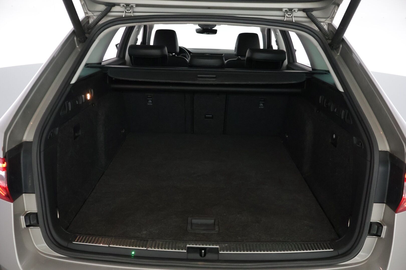 Skoda Superb 2017 Combi 2,0 TDI 190 4x4 L&K DSG Autom - L&K / Pa-lämmitin / Sähköpenkit - kuskinpenkki muistilla / Hyvät talvirenkaat/ Siisti!