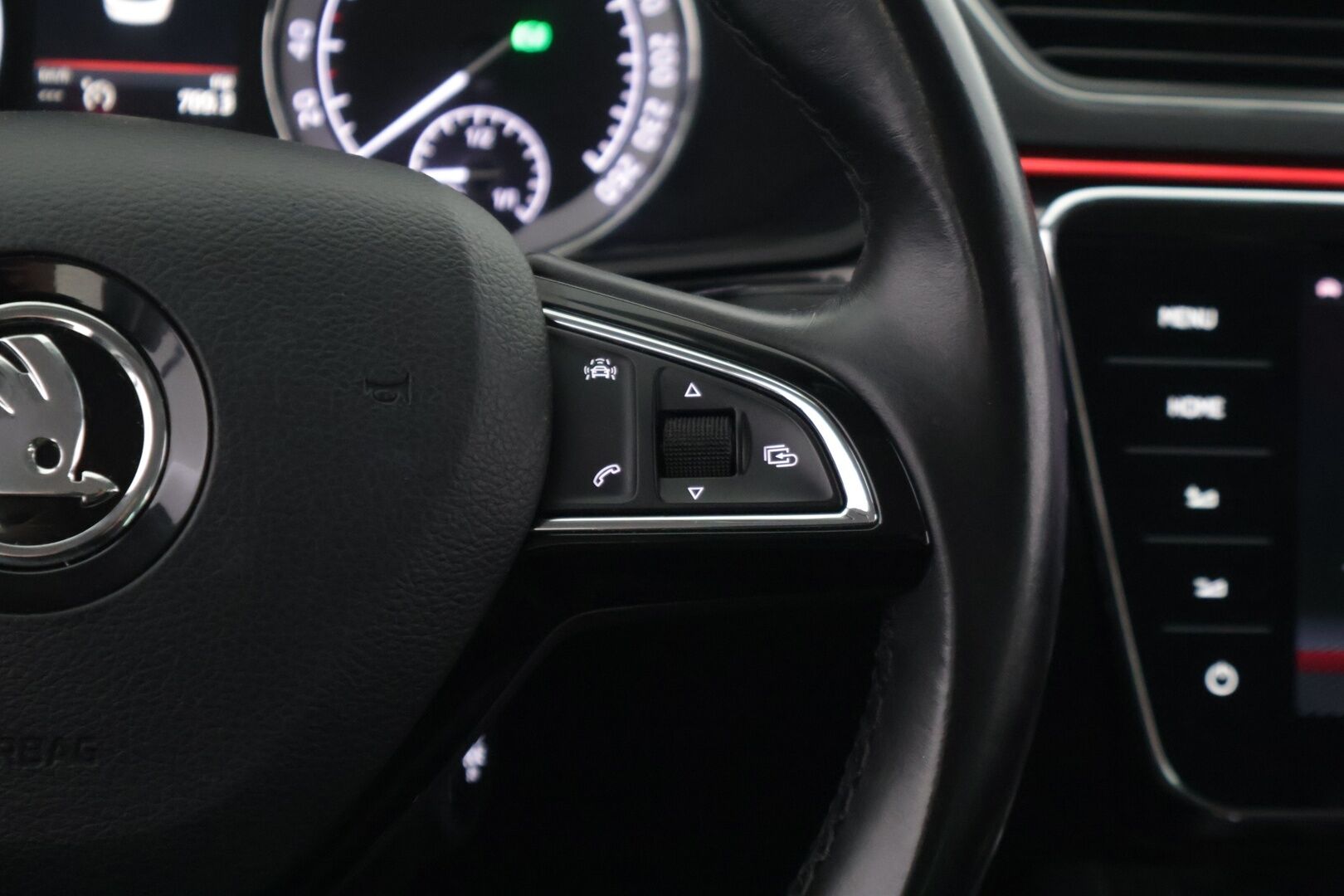 Skoda Superb 2017 Combi 2,0 TDI 190 4x4 L&K DSG Autom - L&K / Pa-lämmitin / Sähköpenkit - kuskinpenkki muistilla / Hyvät talvirenkaat/ Siisti!