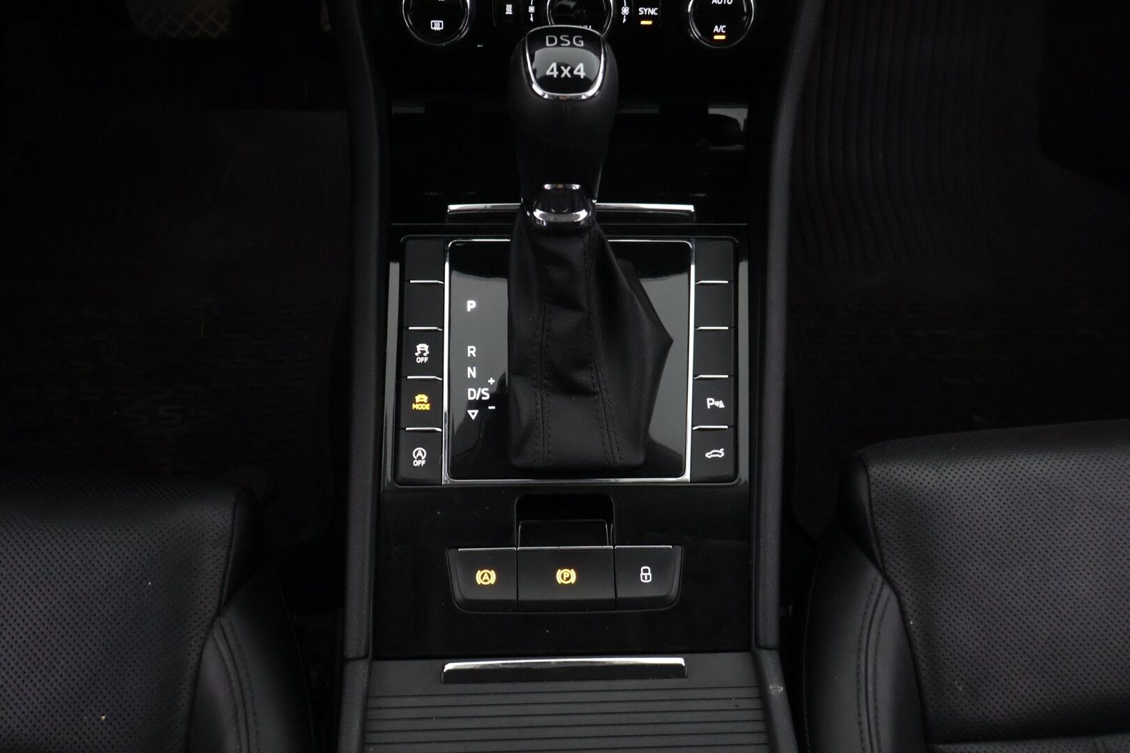 Skoda Superb 2017 Combi 2,0 TDI 190 4x4 L&K DSG Autom - L&K / Pa-lämmitin / Sähköpenkit - kuskinpenkki muistilla / Hyvät talvirenkaat/ Siisti!