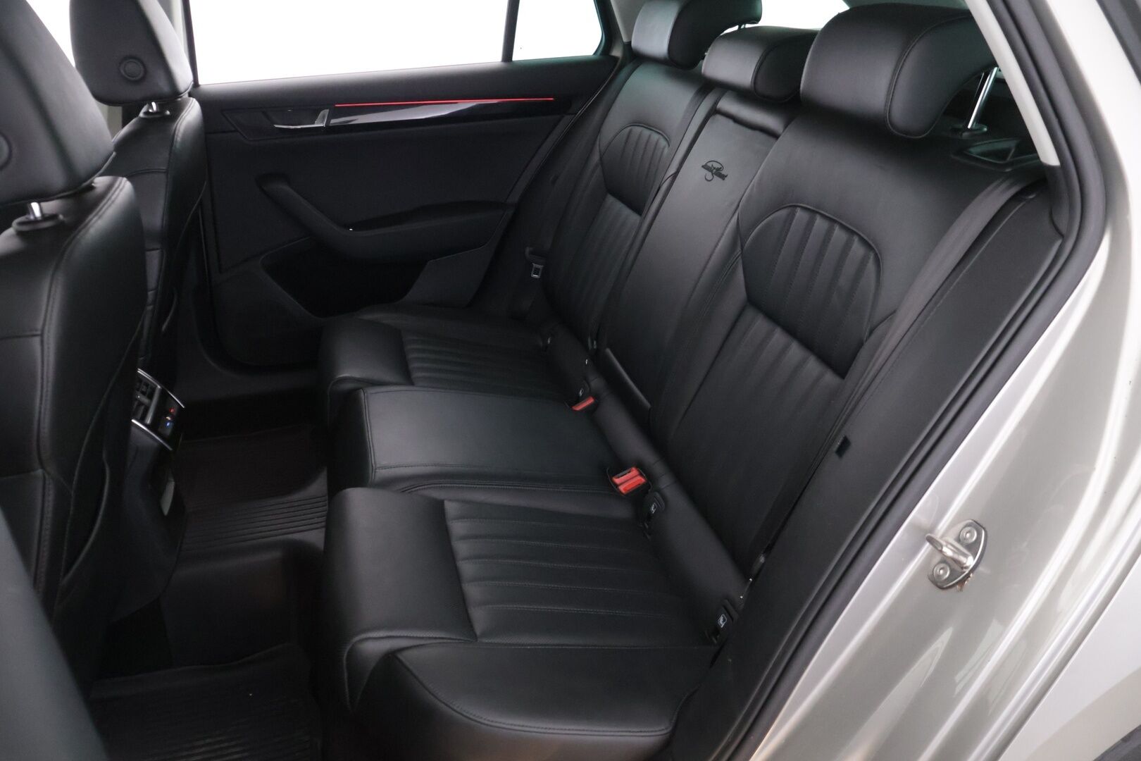 Skoda Superb 2017 Combi 2,0 TDI 190 4x4 L&K DSG Autom - L&K / Pa-lämmitin / Sähköpenkit - kuskinpenkki muistilla / Hyvät talvirenkaat/ Siisti!